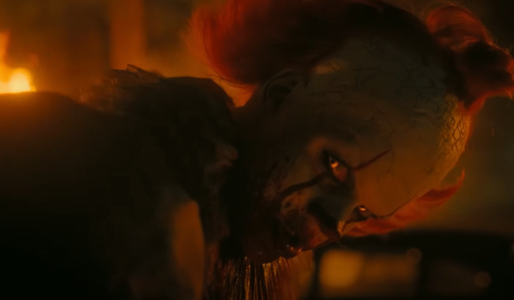 IT: Bem-Vindos a Derry | Trailer Oficial da nova série da HBO Max traz o retorno de Pennywise 1 O trailer oficial de IT: Bem-Vindos a Derry já está disponível e revela novas conexões com o universo de Stephen King.
A série prequel mostra a origem de Pennywise e os mistérios da cidade de Derry nos anos 1960.
Com Bill Skarsgård de volta como o palhaço, a produção estreia em outubro de 2025 na HBO e HBO Max.
Confira sinopse, elenco, easter eggs e tudo que já sabemos sobre a aguardada série de terror.